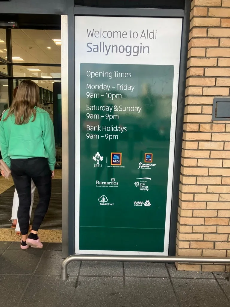 Aldi store hours sign.